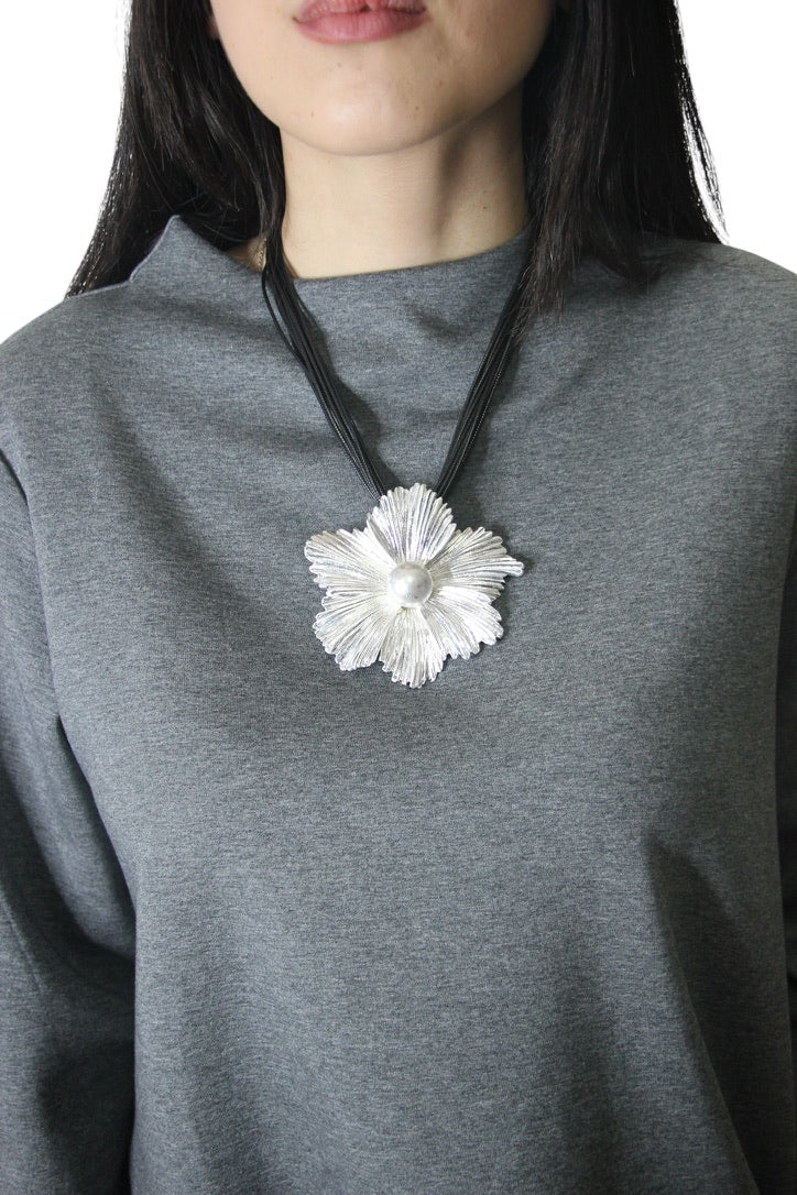 Collana con fiore in acciaio satinato