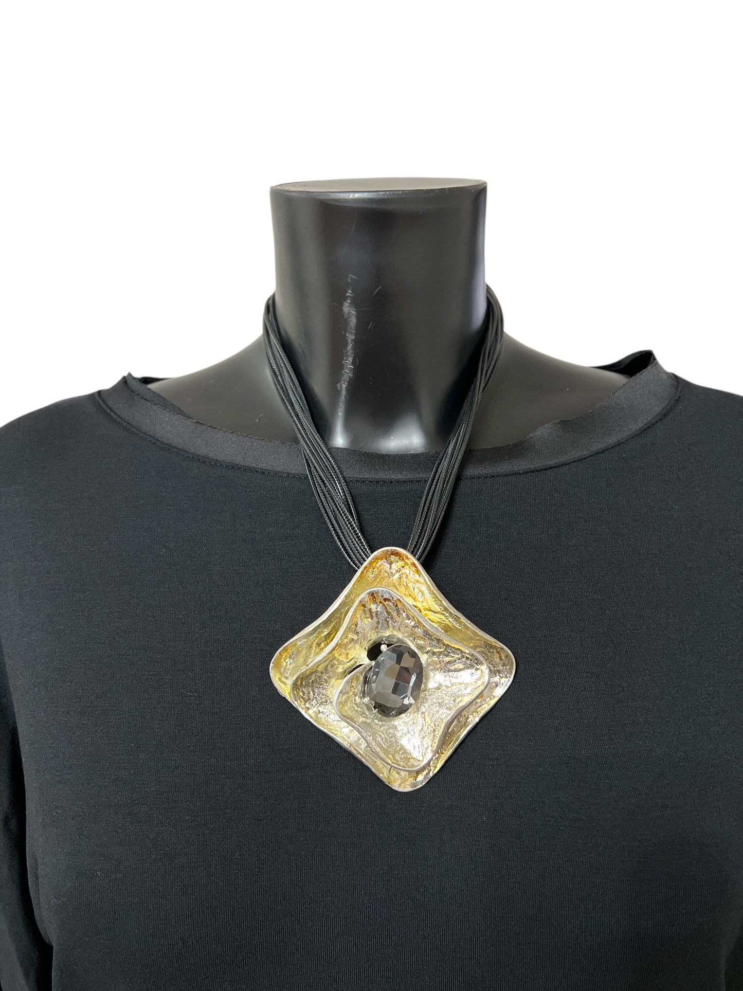 Collana a fiore in acciaio con gioiello centrale e laccetto in pelle