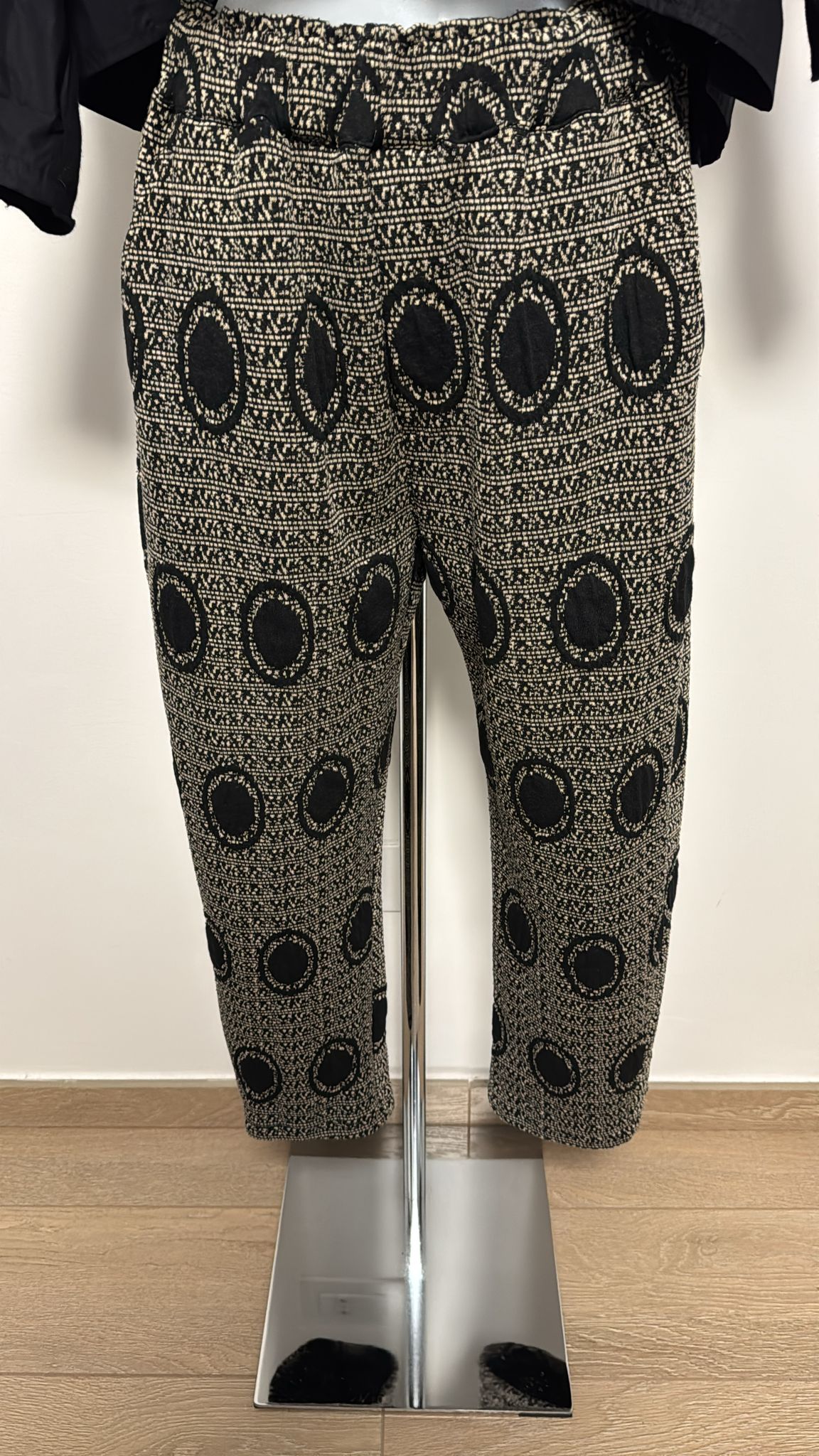 158C pantaloni in tessuto a rilievo e vita elasticizzata