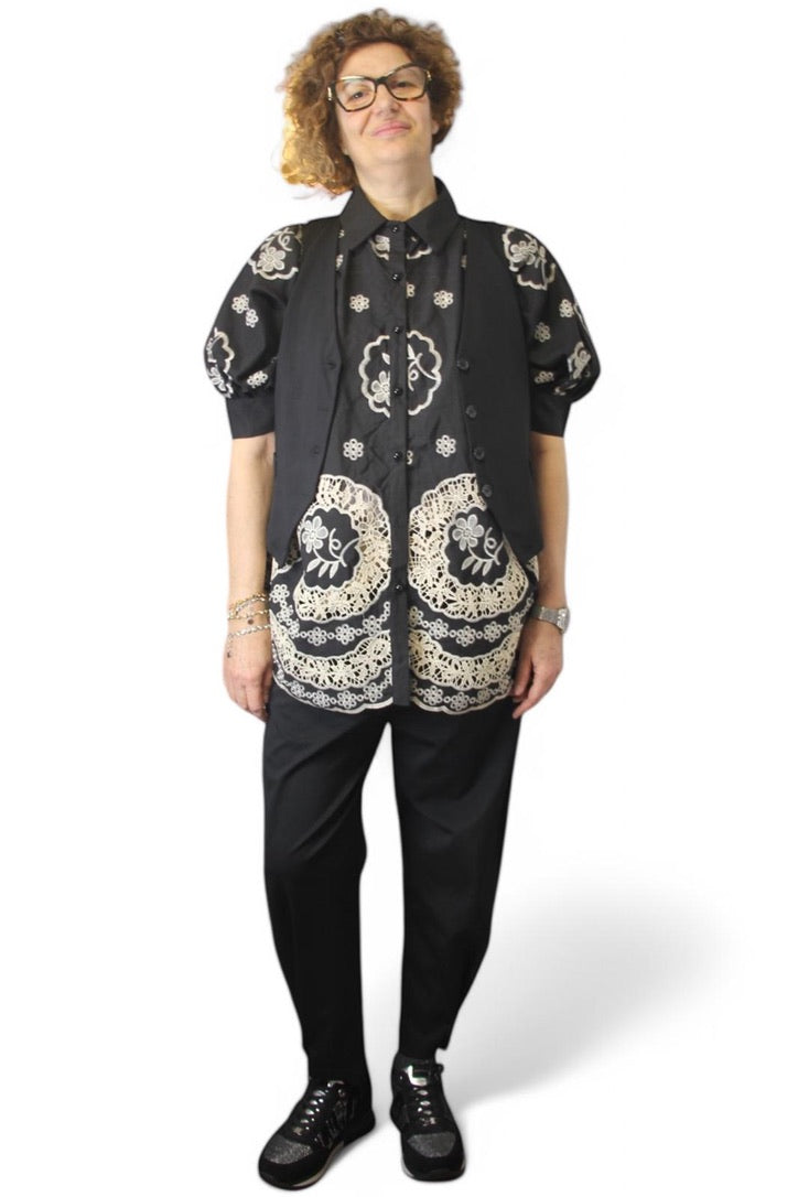 Completo con pantaloni con bottone sulla caviglia