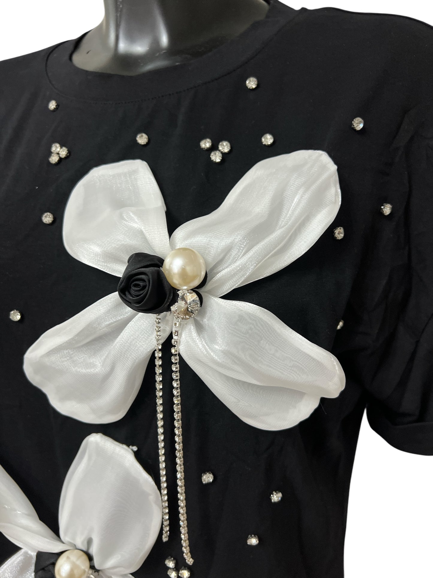 T-shirt con inserti di fiori in raso e strass