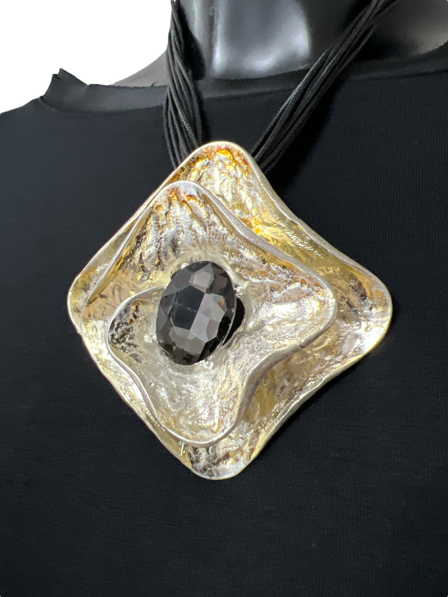 Collana a fiore in acciaio con gioiello centrale e laccetto in pelle