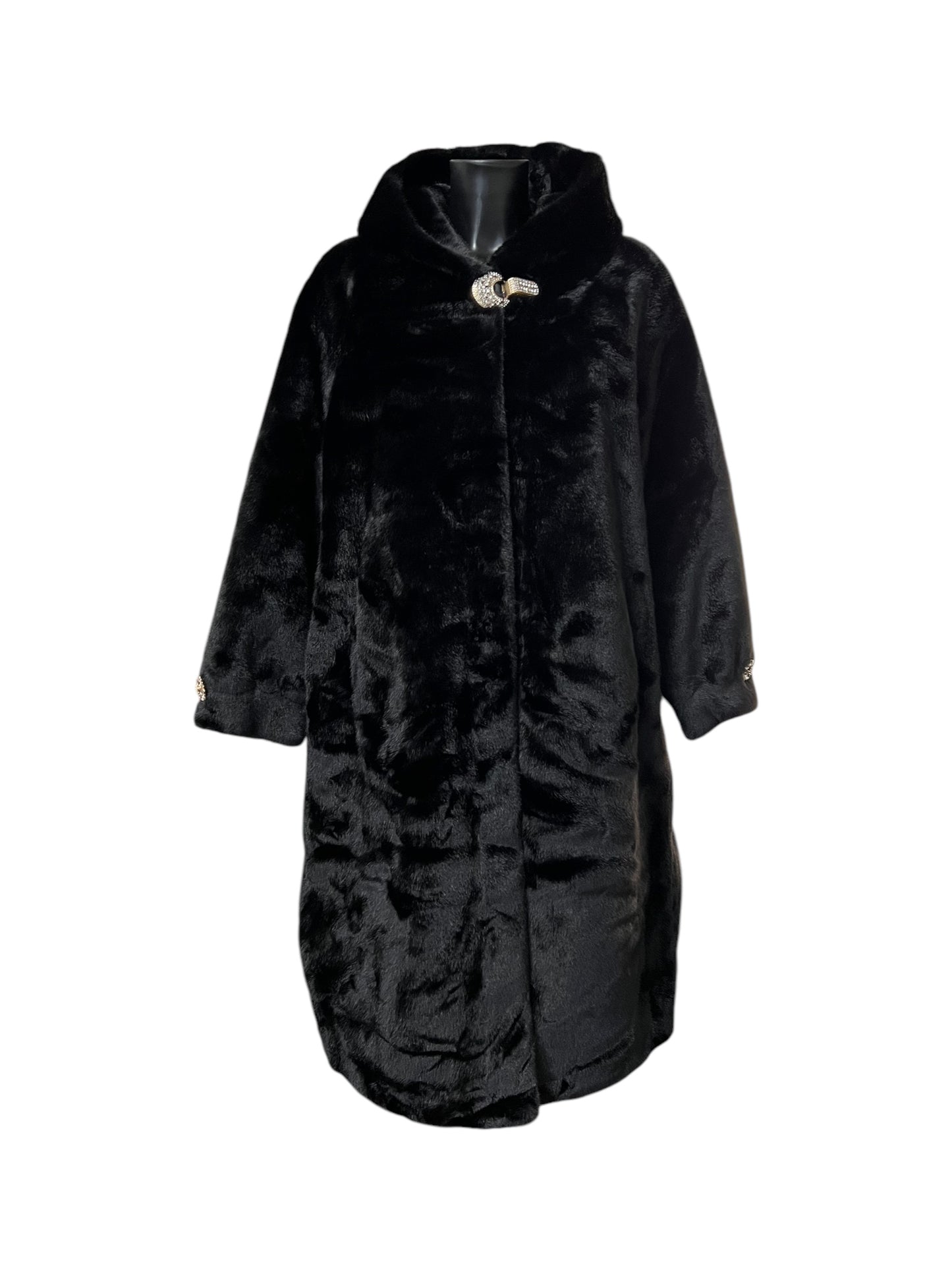 Pelliccia lunga premium con cappuccio e chiusure gioiello