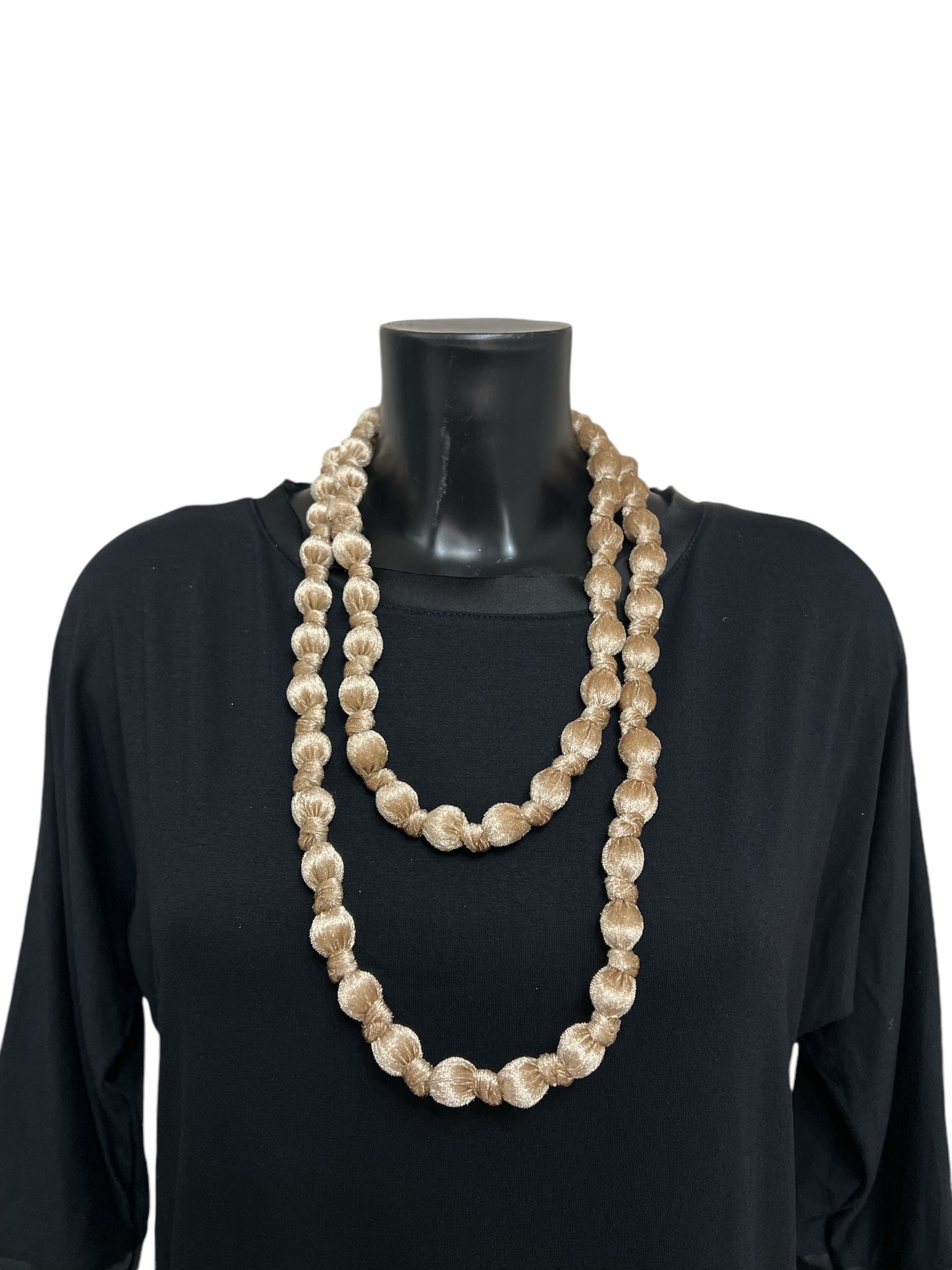 Collar largo de bolas de terciopelo peludo