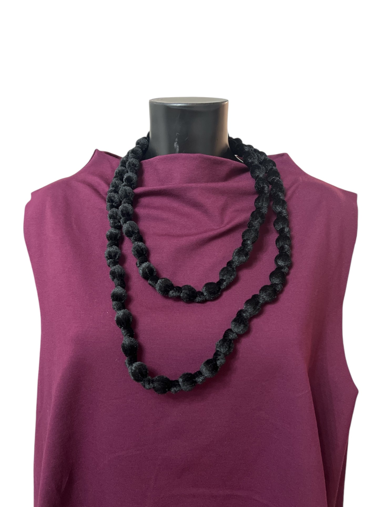 Collar largo de bolas de terciopelo peludo