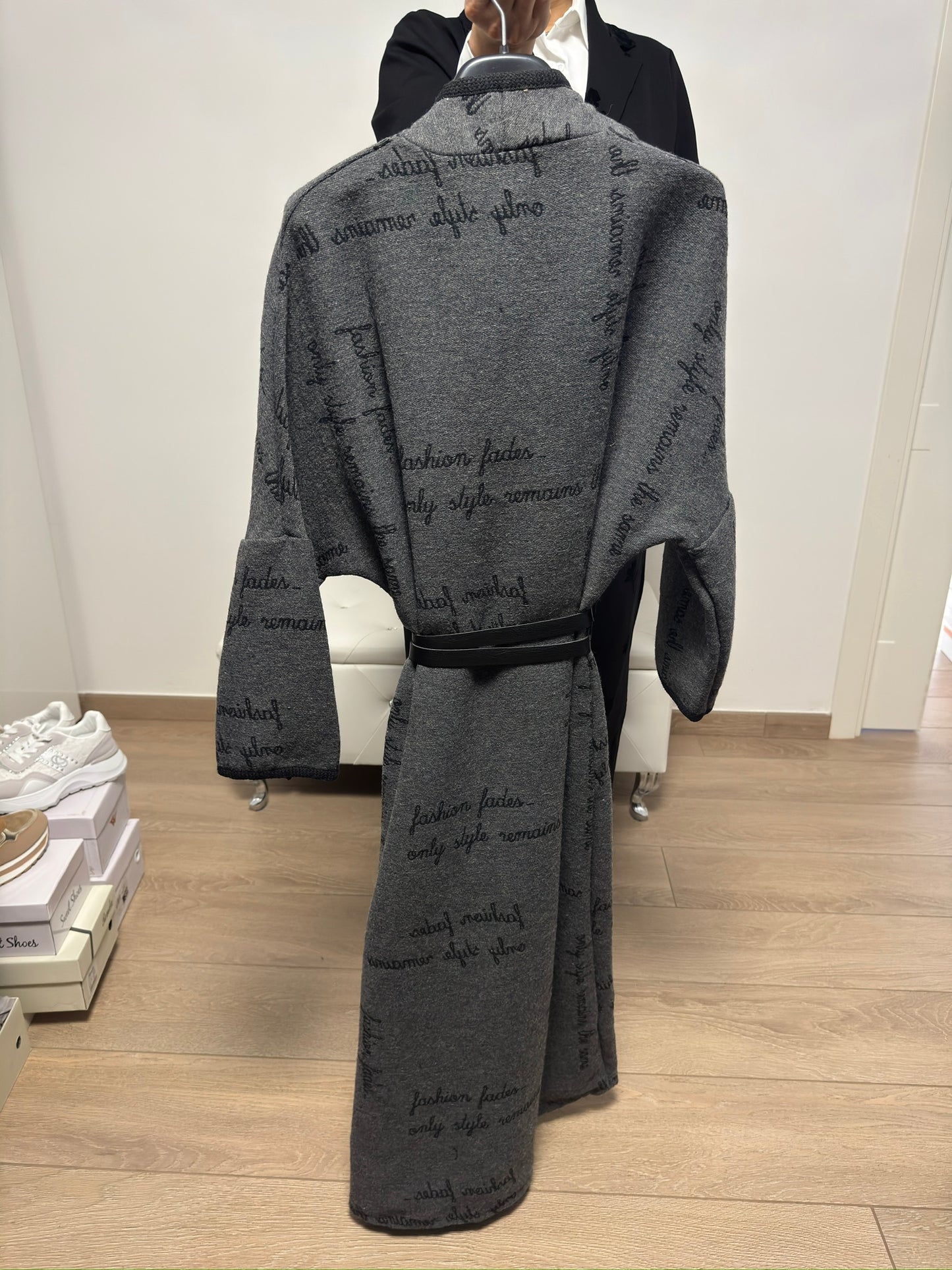 Spolverino con stampa scritta doppio tono