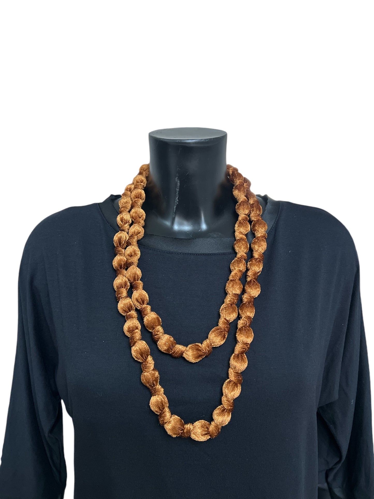 Collar largo de bolas de terciopelo peludo