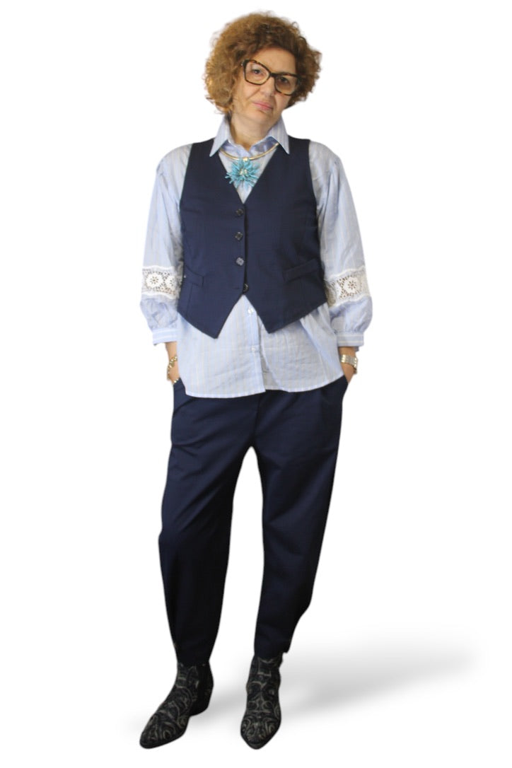 Completo con pantaloni con bottone sulla caviglia