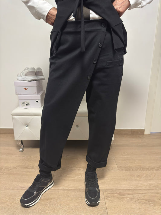 Pantaloni con bottoni trasversali e pannello laterale