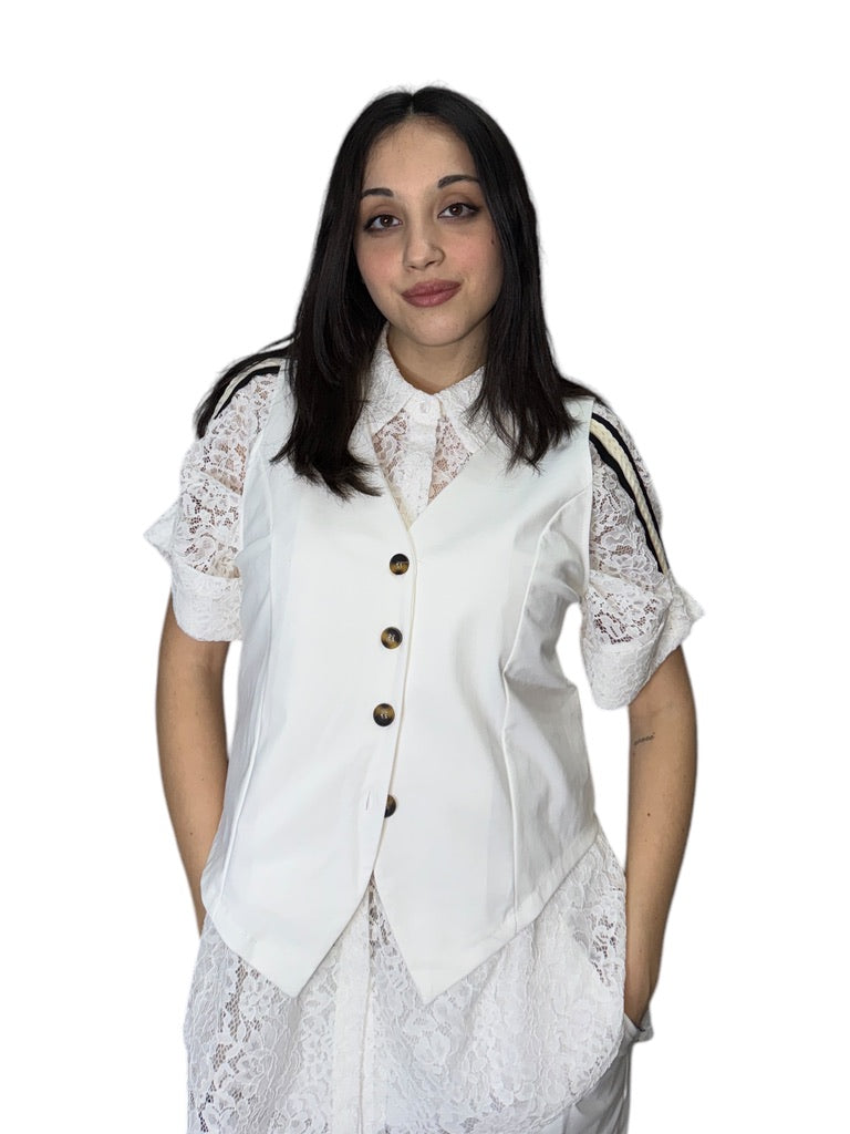 Completo con pantaloni con bottone sulla caviglia