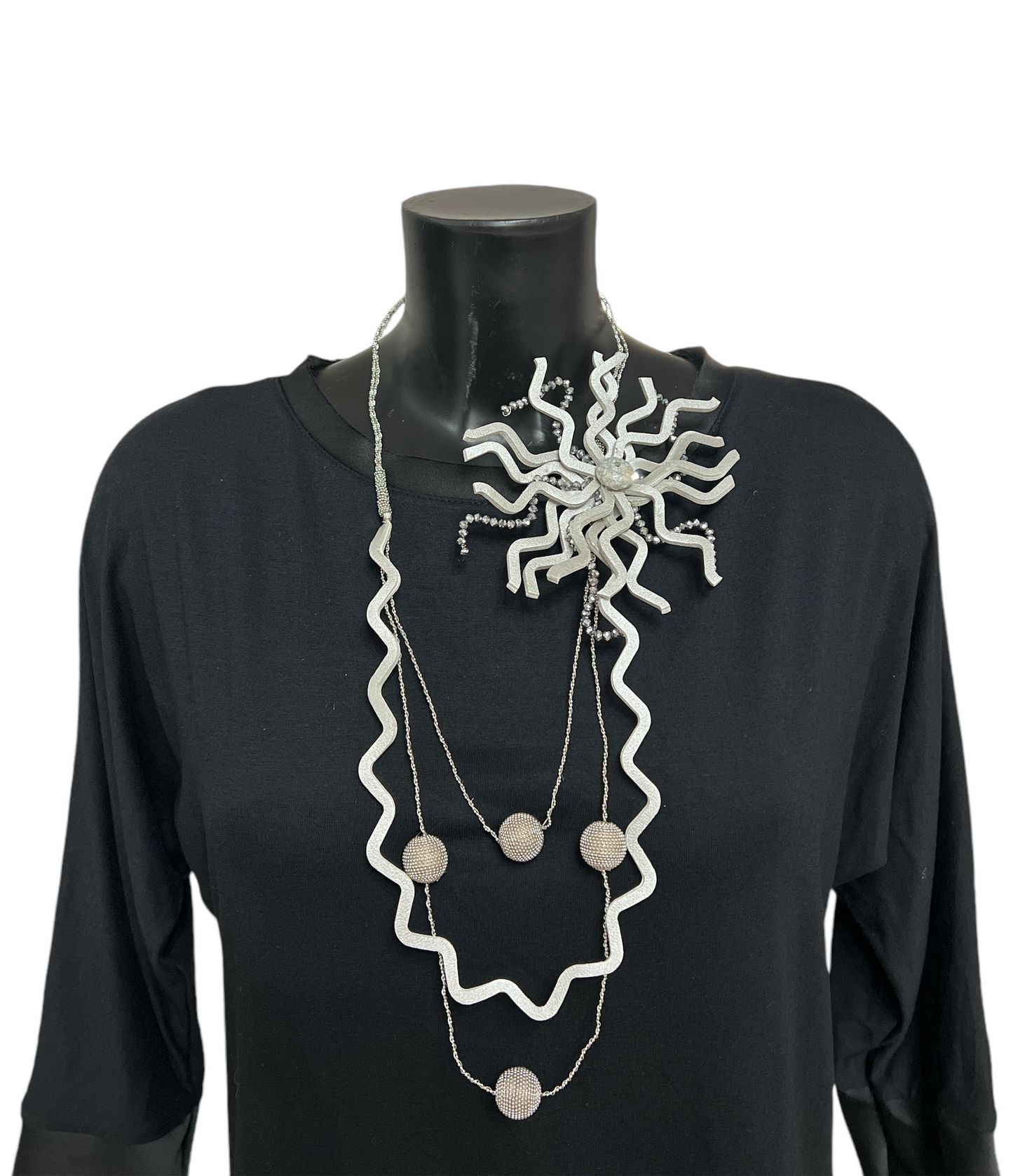 Collana astratta con fili in metallo e dettagli in gomma e strass