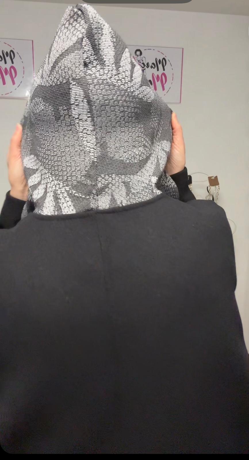 158C cappotto asimmetrico con cappuccio e tasche a contrasto