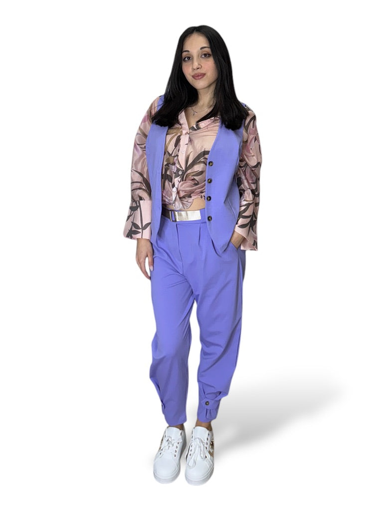 Completo con pantaloni con bottone sulla caviglia