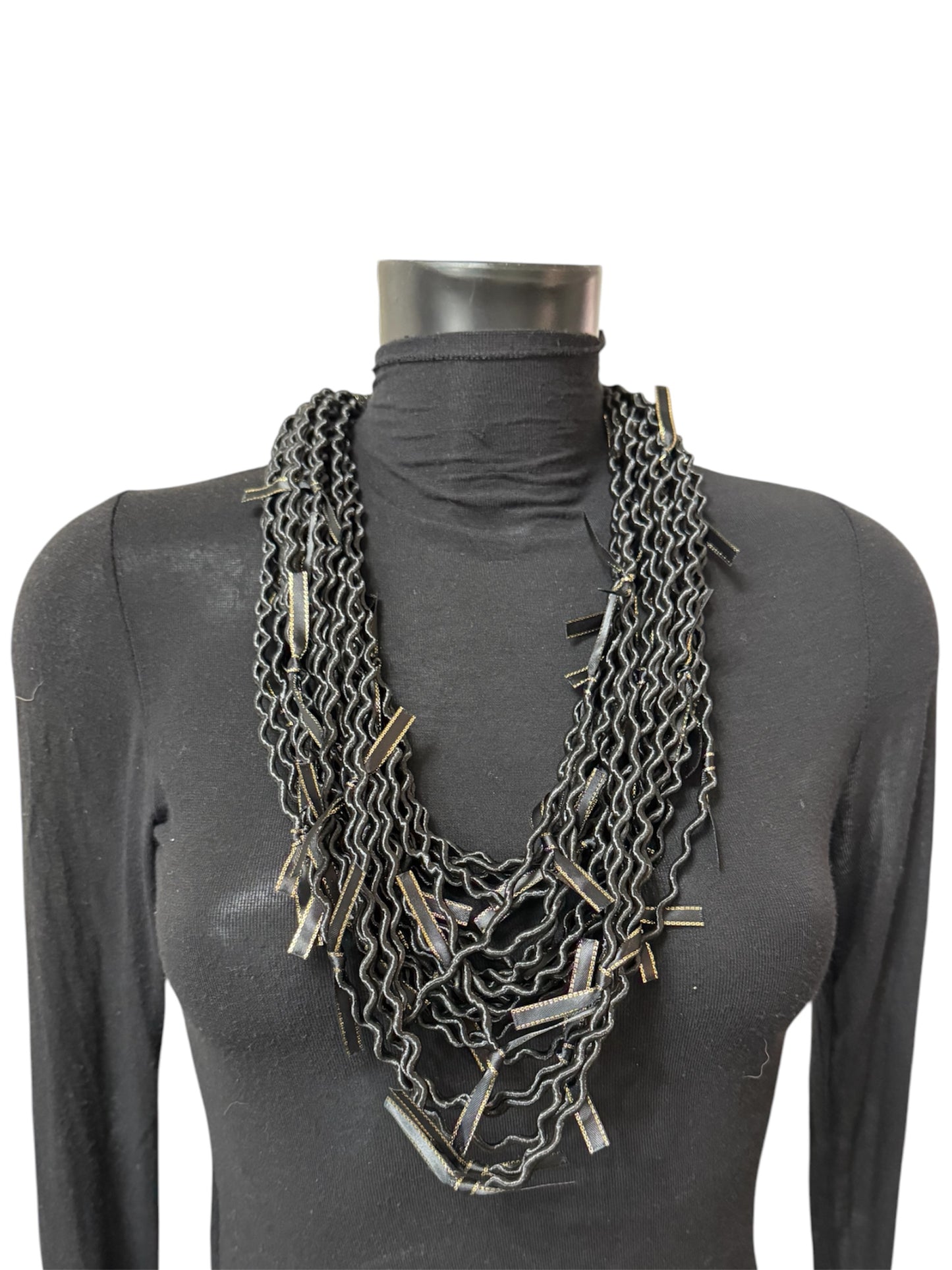 Collana multi filo ondulata con dettagli in tessuto