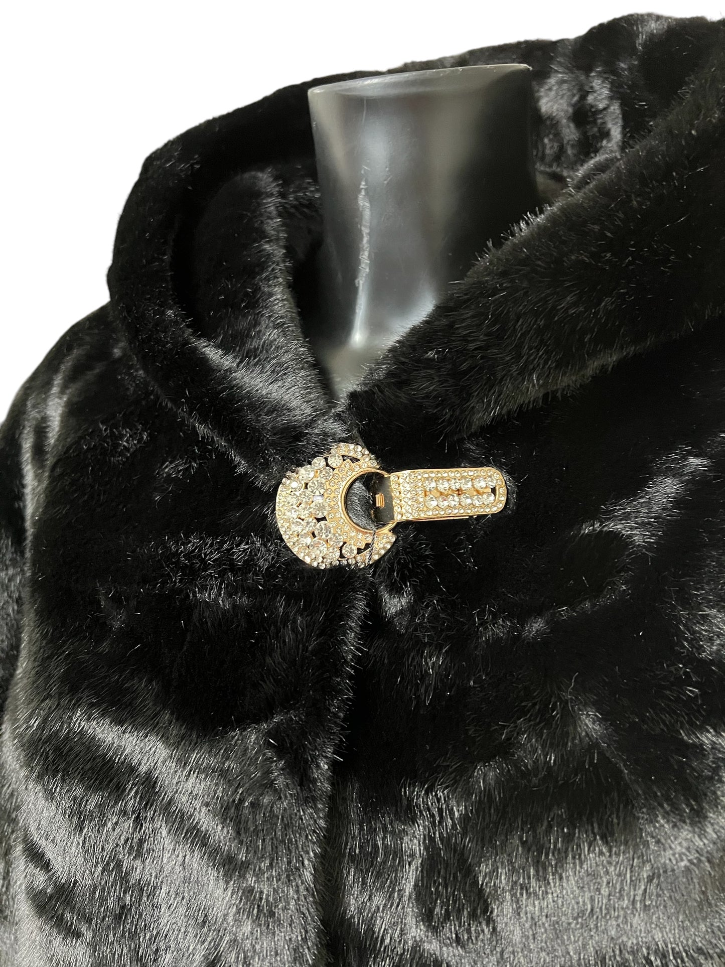 Pelliccia lunga premium con cappuccio e chiusure gioiello