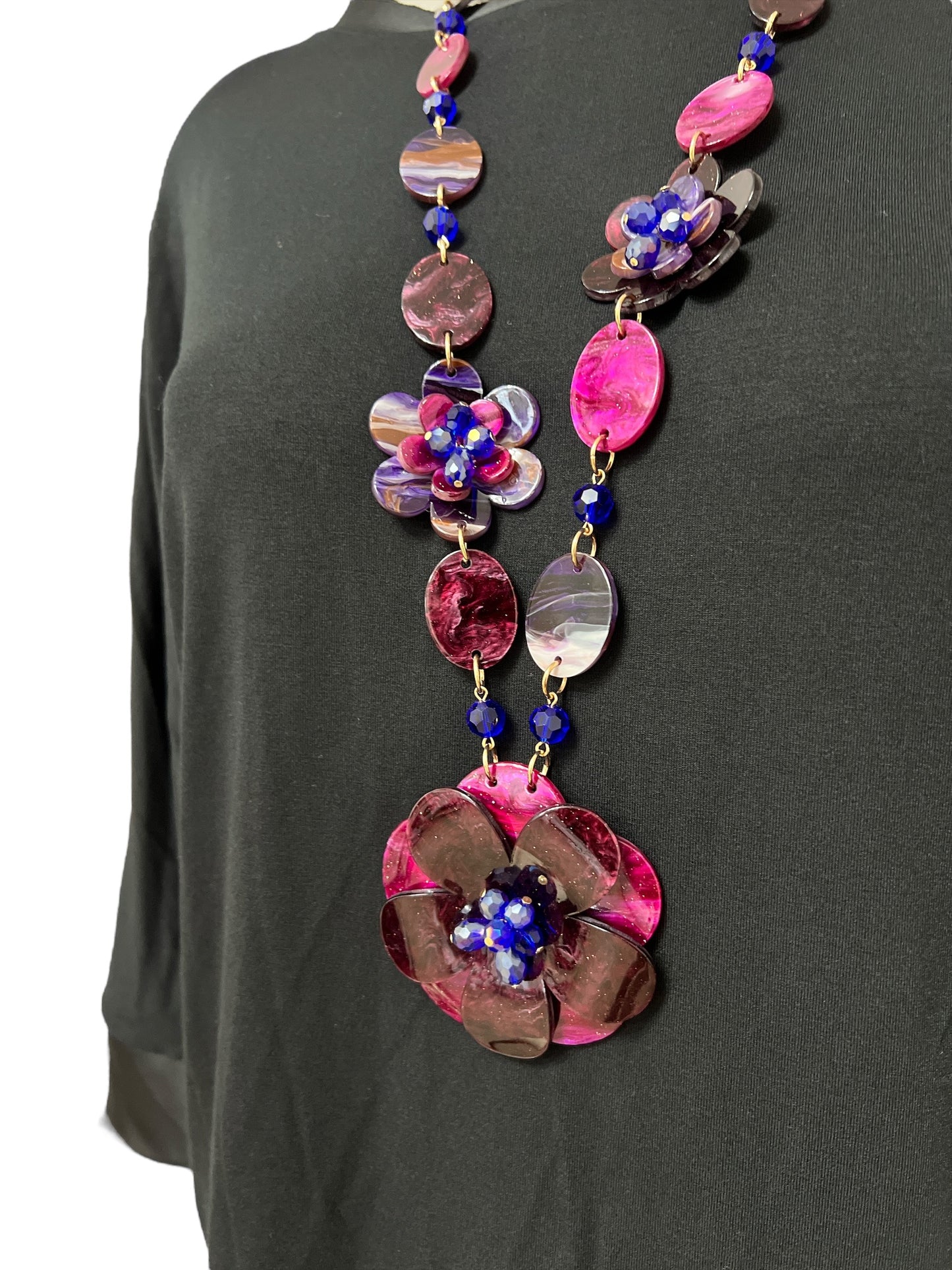 Collana con fiori in resina colorata