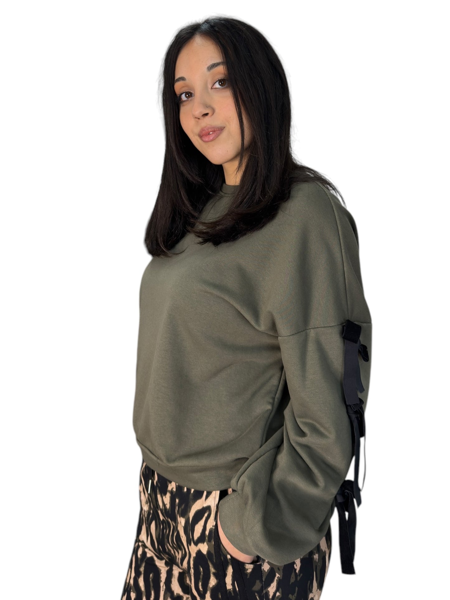 Felpa loose fit con fiocchetti a contrasto sulle maniche