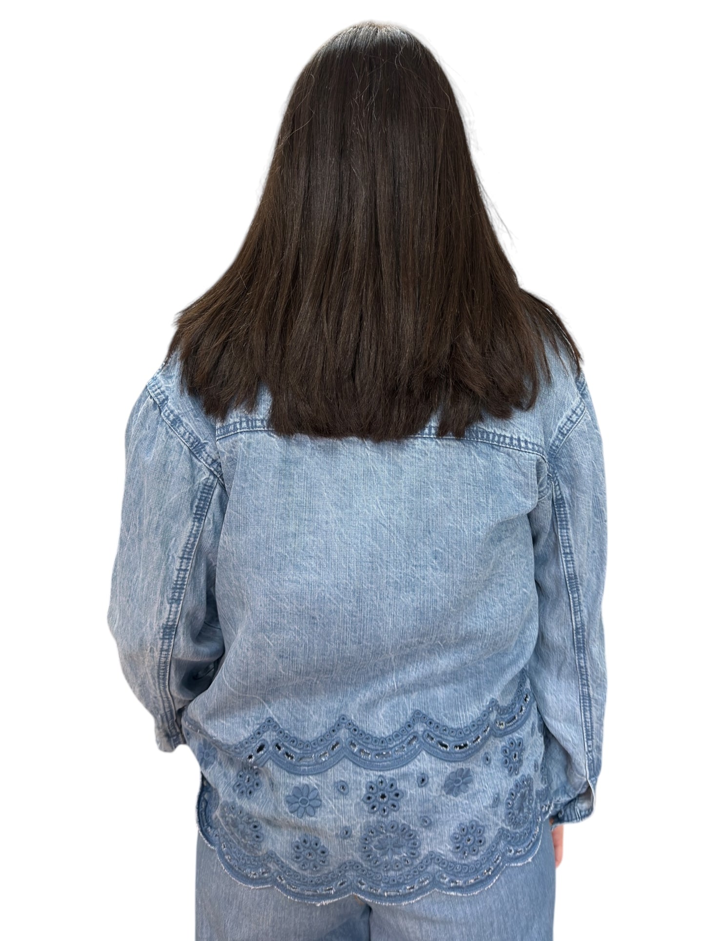 Overshirt in denim effetto lavato con lavorazione a pizzo