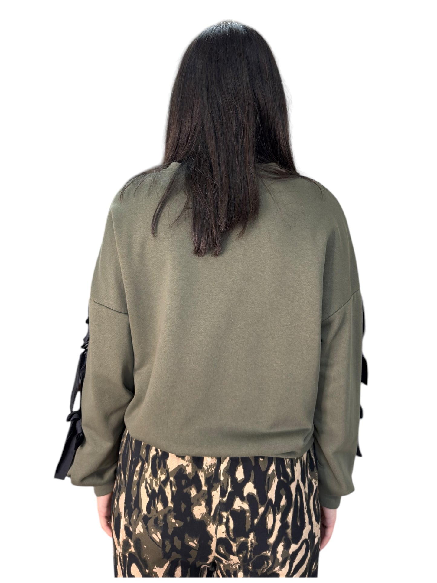 Felpa loose fit con fiocchetti a contrasto sulle maniche