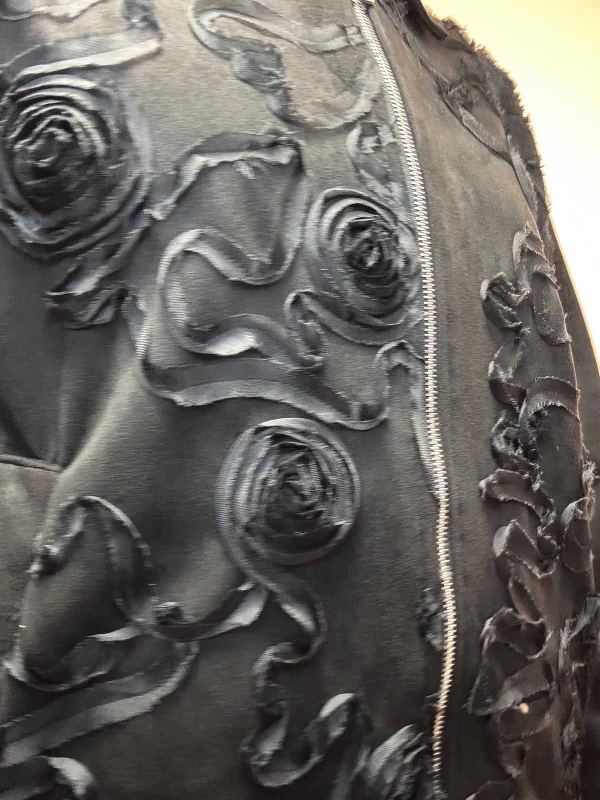 Giacca con colletto con lavorazione floreale