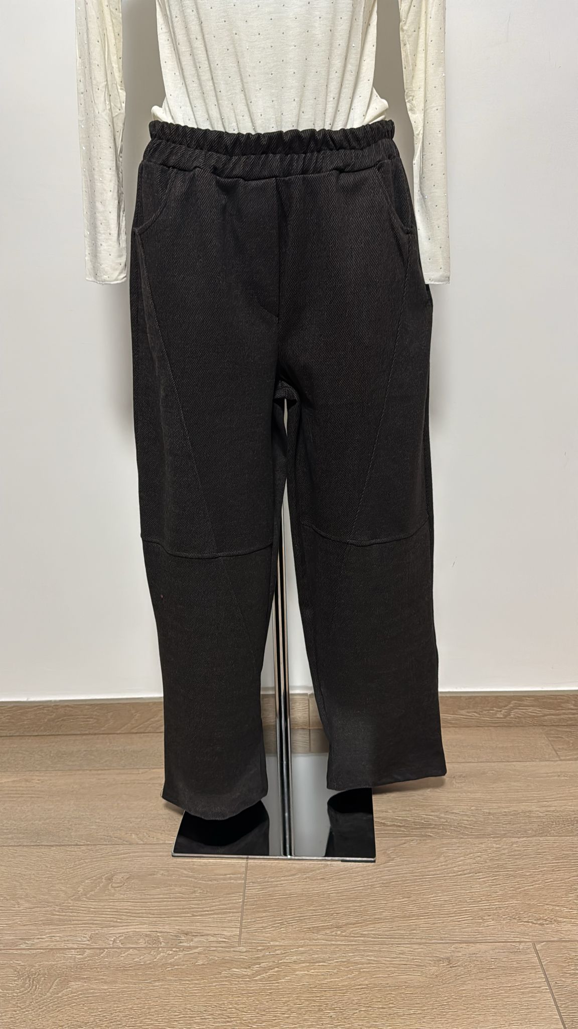 Pantalone con taglio