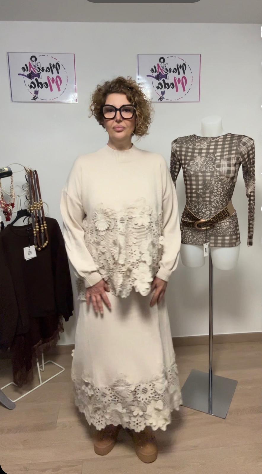 Coordinato in maglia con pizzo macramè in rilievo