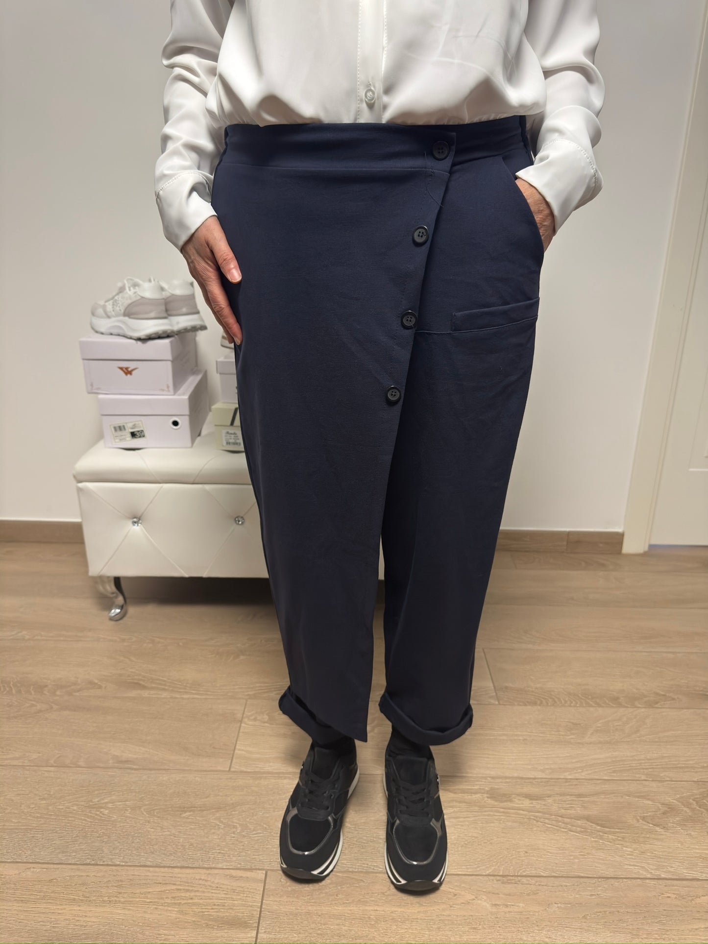 Pantaloni con bottoni trasversali e pannello laterale