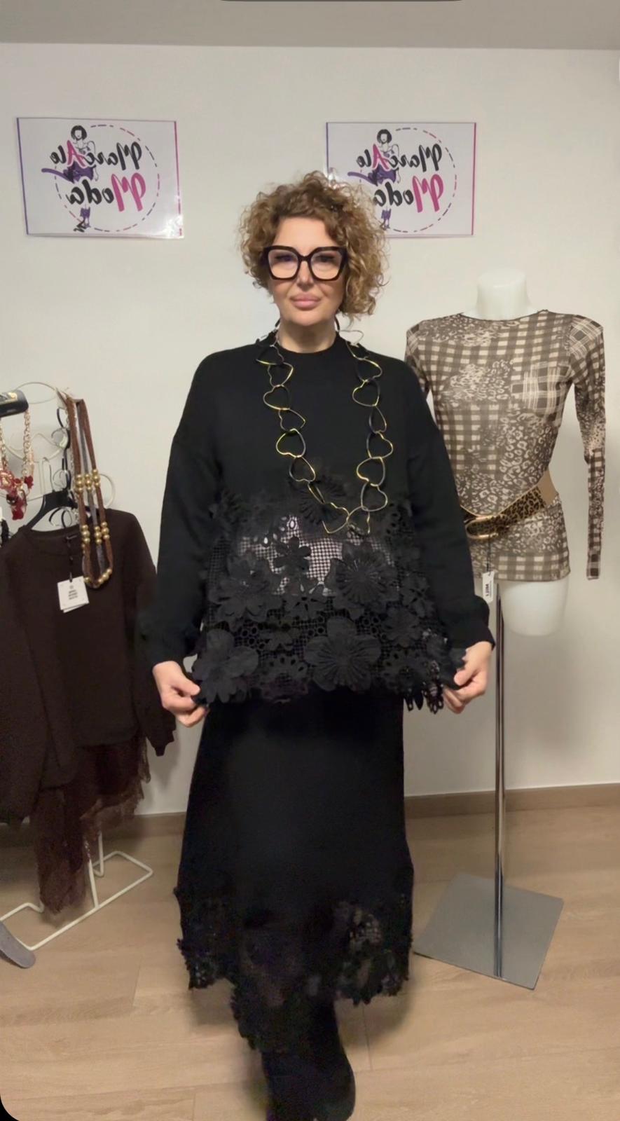 Coordinato in maglia con pizzo macramè in rilievo