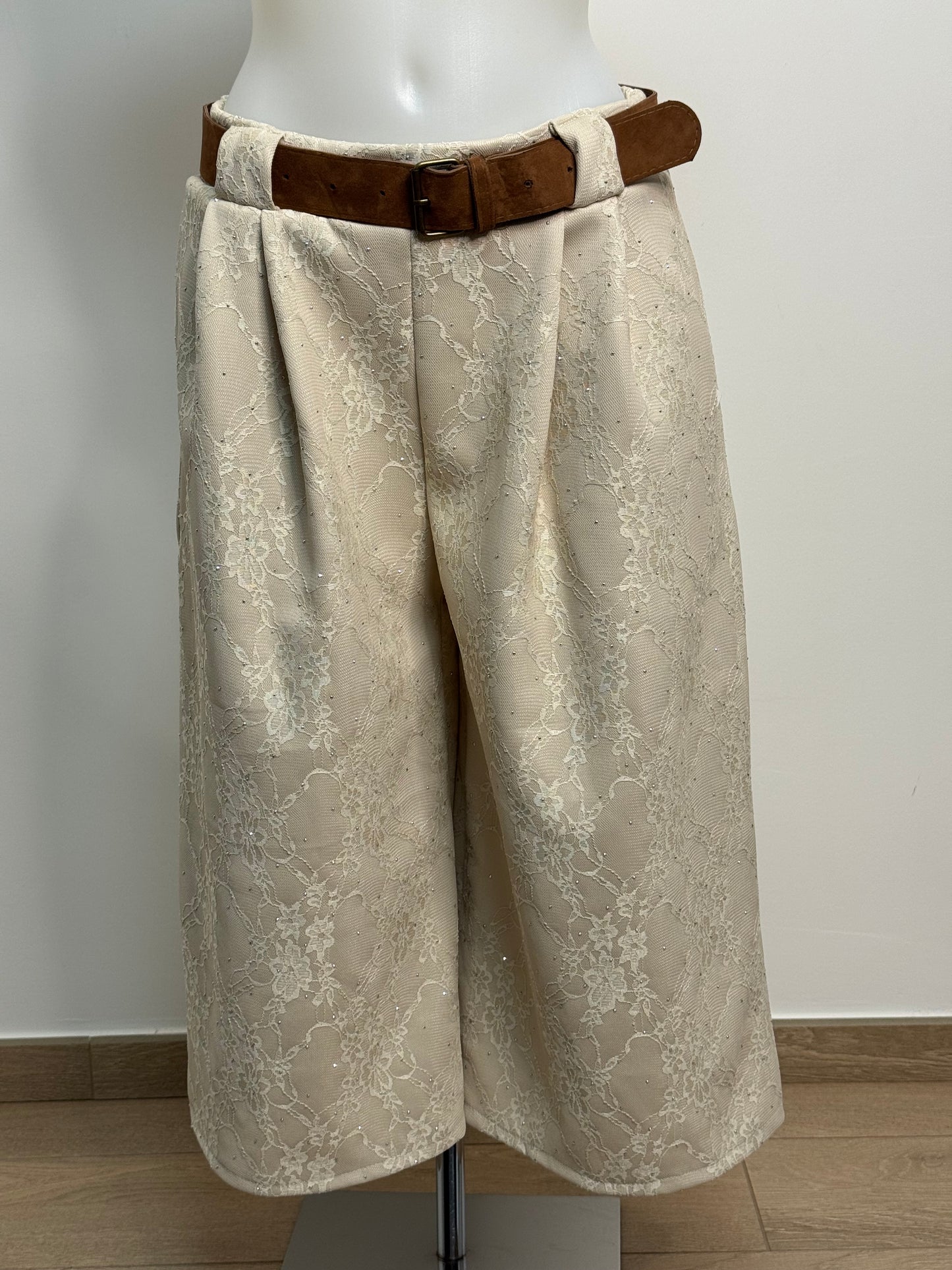 Pantalone pizzo e diamanti