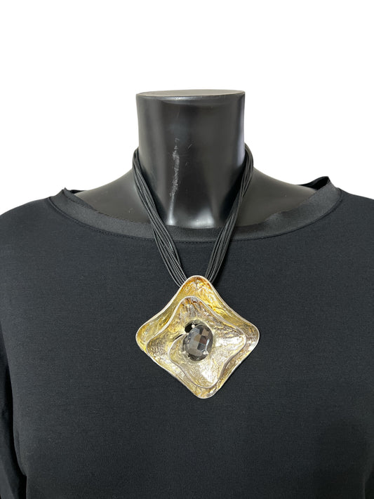 Collana a fiore in acciaio con gioiello centrale e laccetto in pelle