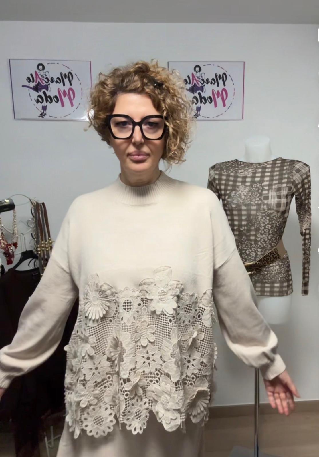 Coordinato in maglia con pizzo macramè in rilievo