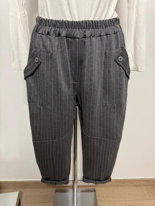 Pantaloni gessati con elastico in vita, tasca con piega e bottone