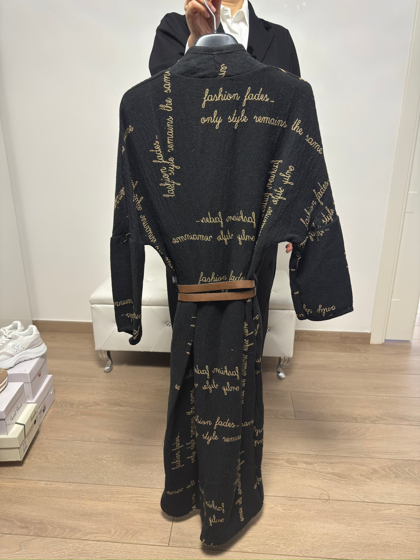 Spolverino con stampa scritta doppio tono