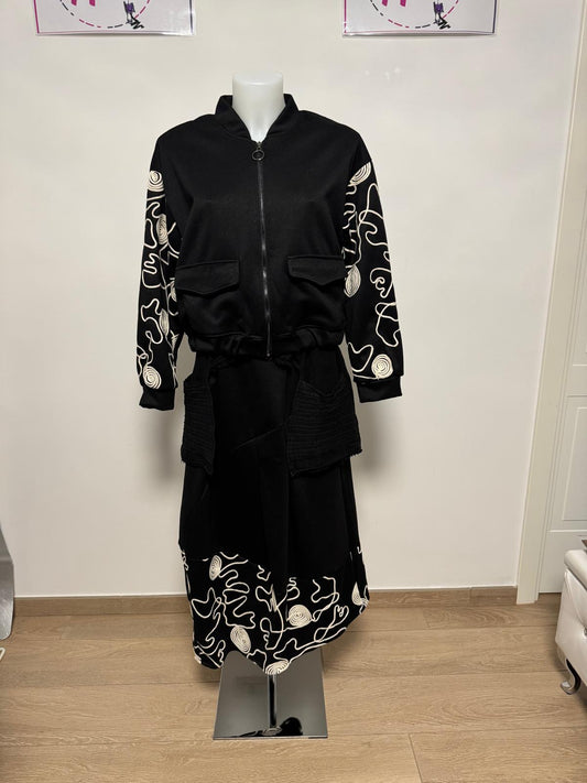 Coordinato giacca e gonna con ricami a contrasto