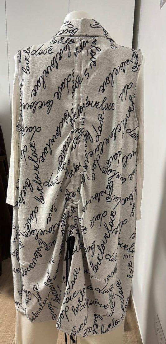 158C cappotto smanicato con scritte a rilievo e culisse regolabile