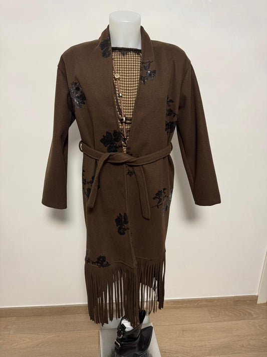 Cappotto in lana rasata con frange e paillettes ricamate