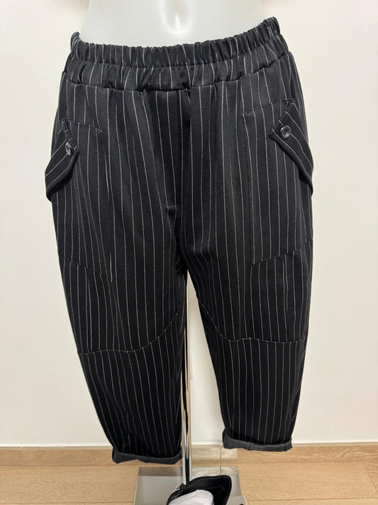 Pantaloni gessati con elastico in vita, tasca con piega e bottone