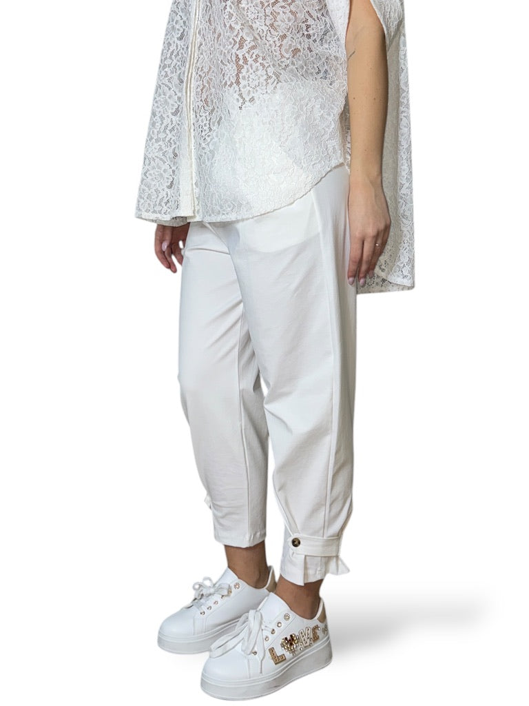 Completo con pantaloni con bottone sulla caviglia