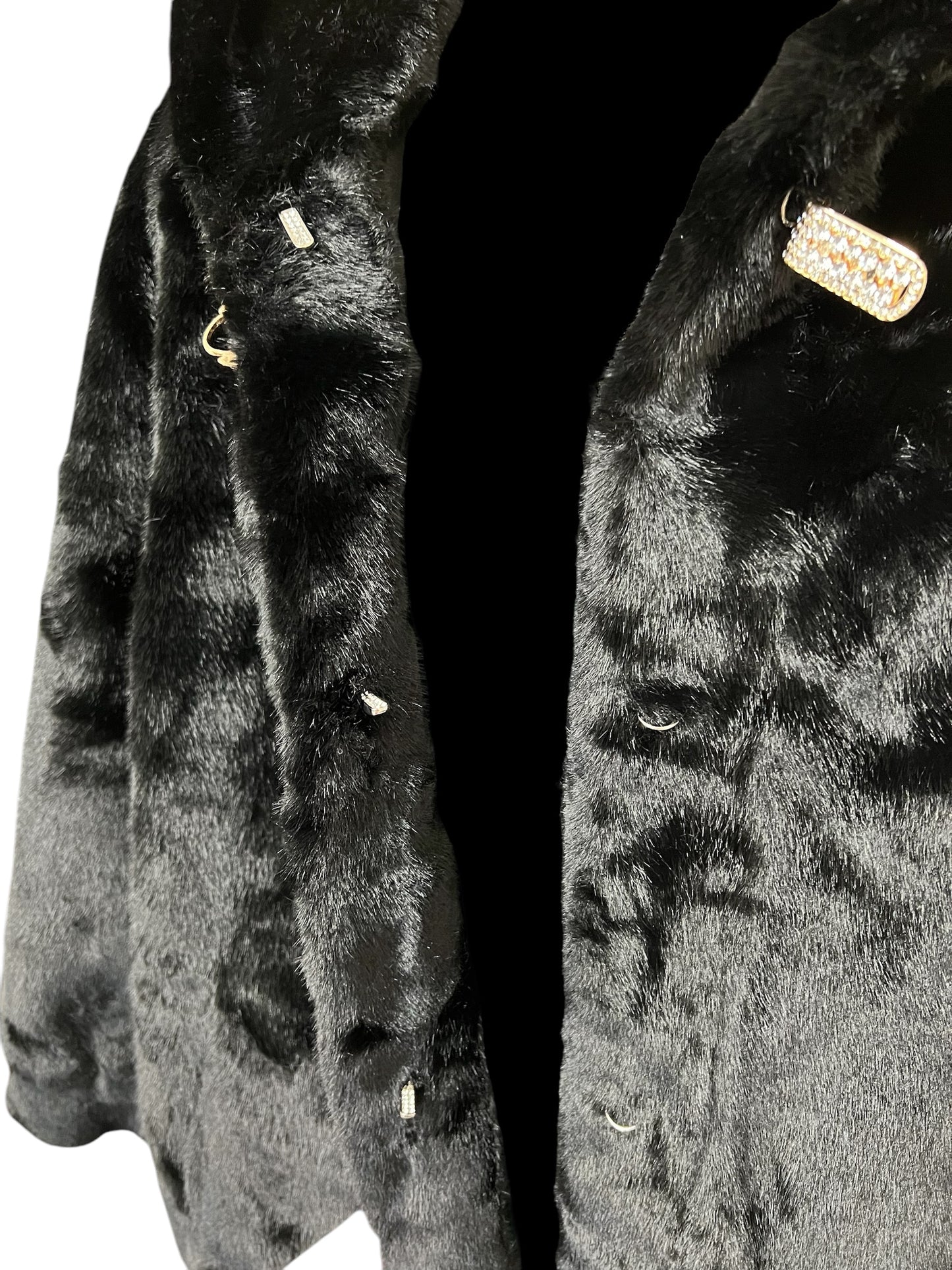 Pelliccia lunga premium con cappuccio e chiusure gioiello