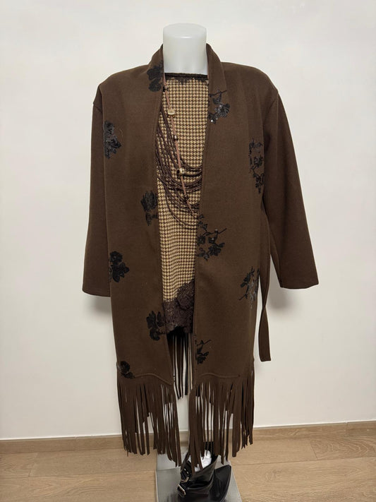 Cappotto in lana rasata con frange e paillettes ricamate