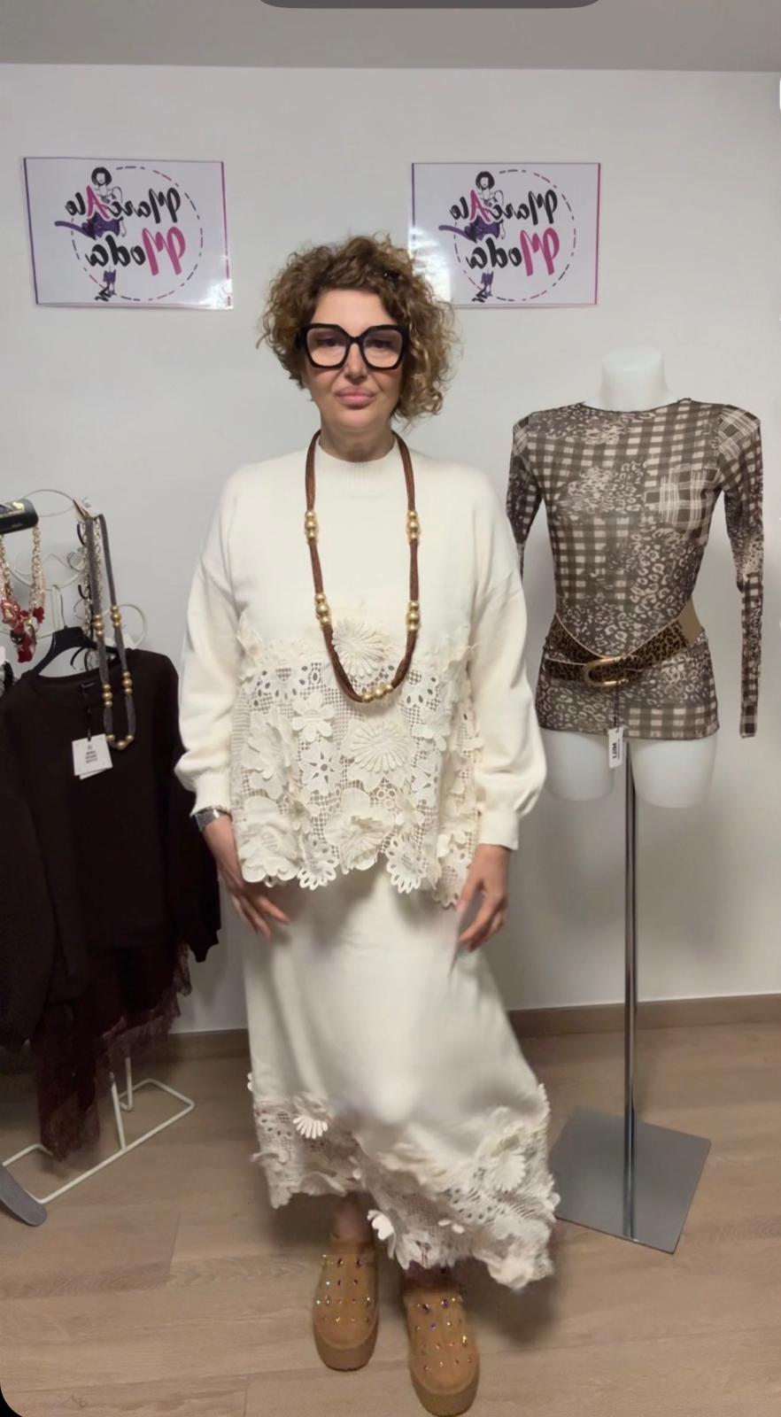 Coordinato in maglia con pizzo macramè in rilievo