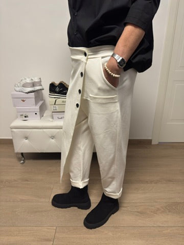 Pantaloni con bottoni trasversali e pannello laterale