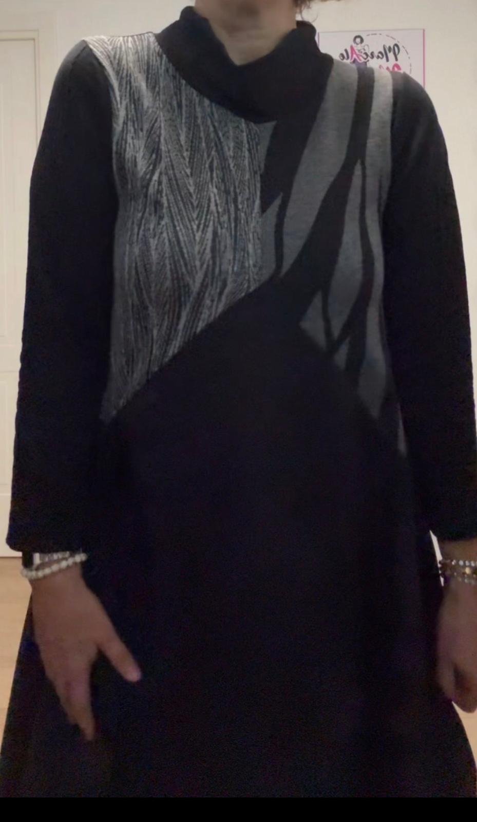 Vestito patchwork con scollo a vulcano