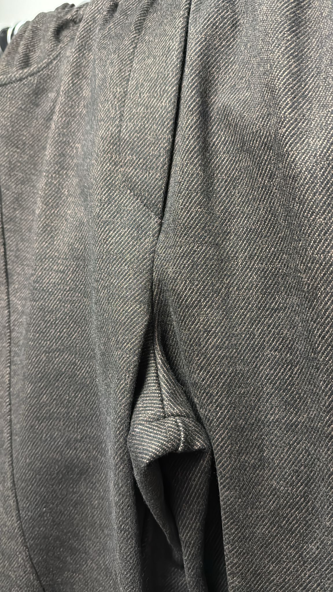 Pantalone con taglio