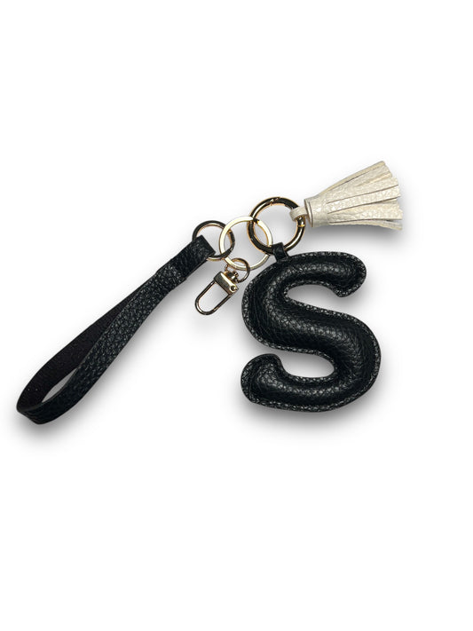 Charm a forma di lettera "S" con nappina