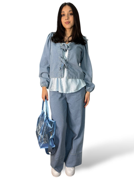Coordinato in denim con giacca e pantaloni a gamba larga