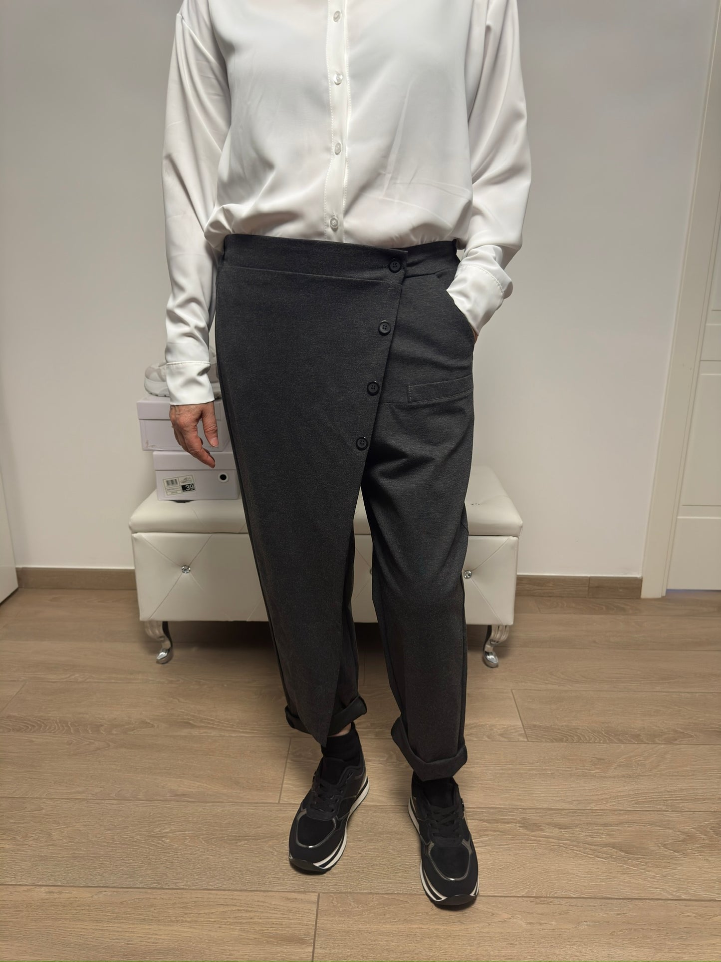 Pantaloni con bottoni trasversali e pannello laterale