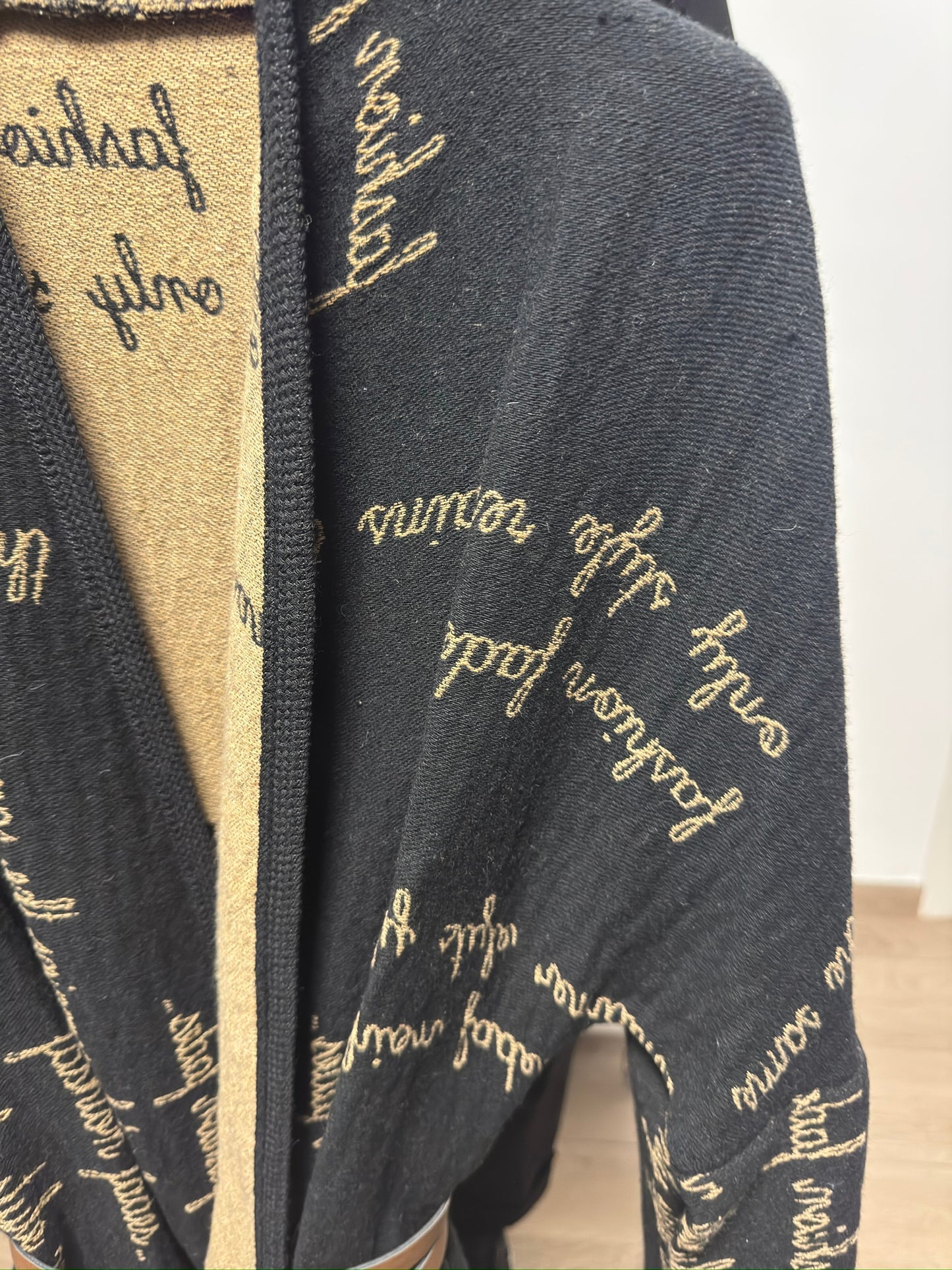 Spolverino con stampa scritta doppio tono