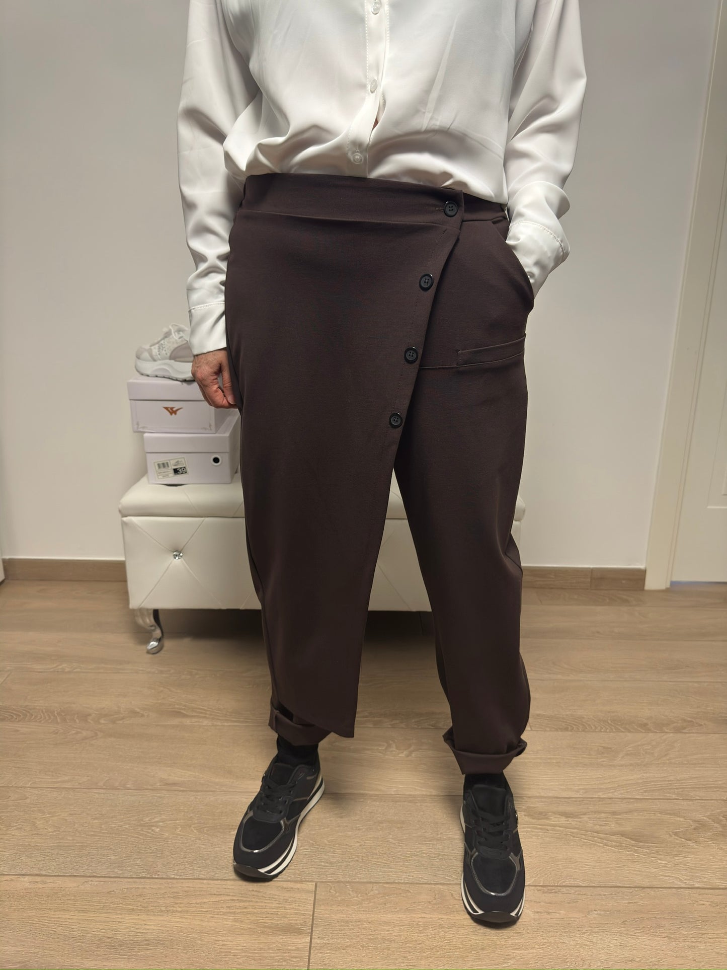 Pantaloni con bottoni trasversali e pannello laterale