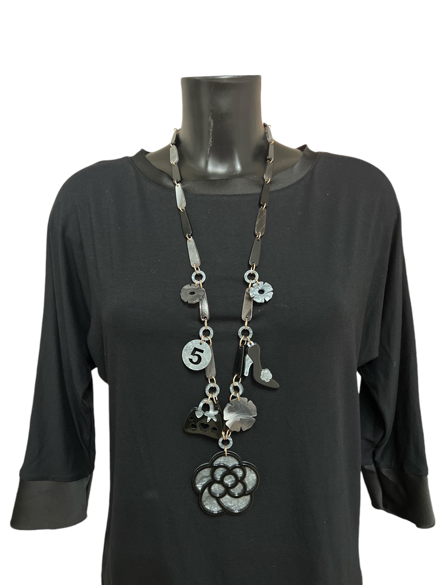 Collana con ciondoli in resina colorata